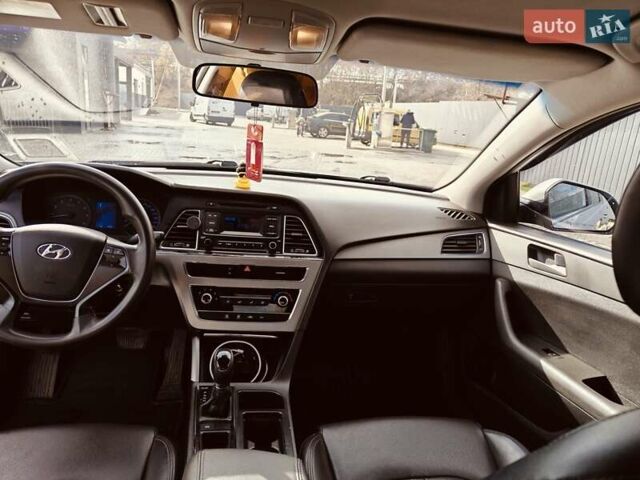 Серый Хендай Соната, объемом двигателя 2 л и пробегом 294 тыс. км за 9300 $, фото 2 на Automoto.ua