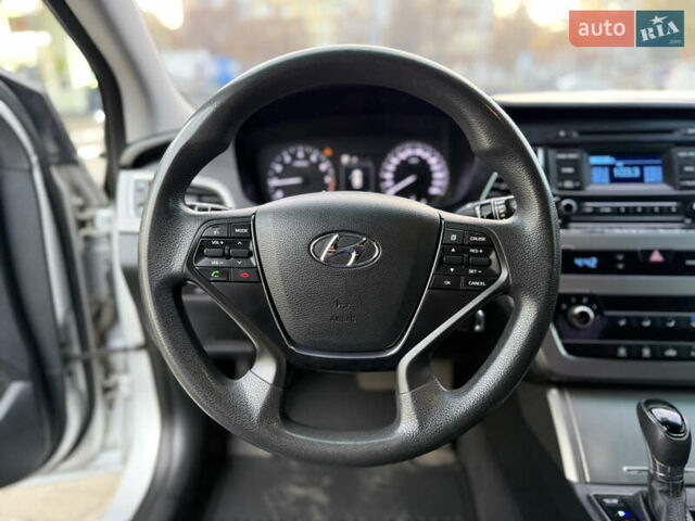 Серый Хендай Соната, объемом двигателя 2 л и пробегом 320 тыс. км за 7999 $, фото 9 на Automoto.ua