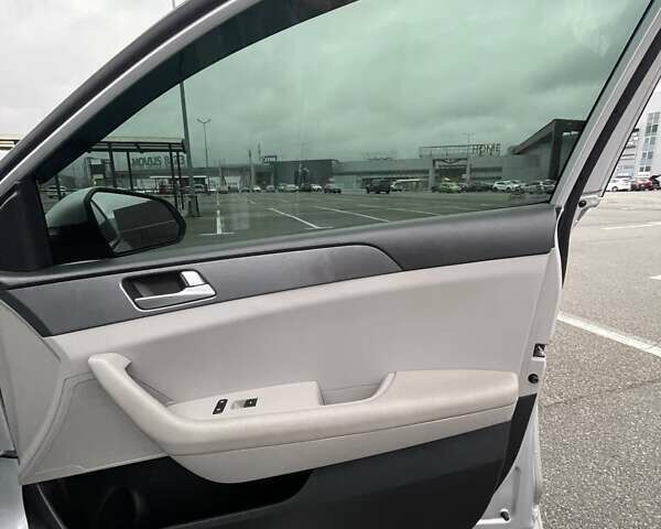 Сірий Хендай Соната, об'ємом двигуна 2.36 л та пробігом 148 тис. км за 8900 $, фото 16 на Automoto.ua