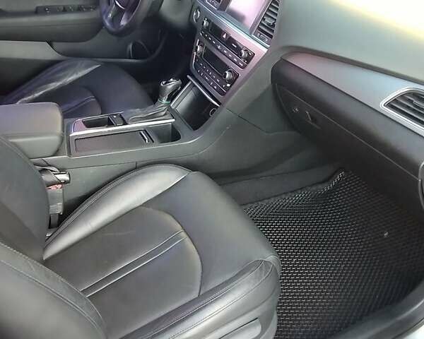 Серый Хендай Соната, объемом двигателя 2 л и пробегом 241 тыс. км за 12000 $, фото 15 на Automoto.ua