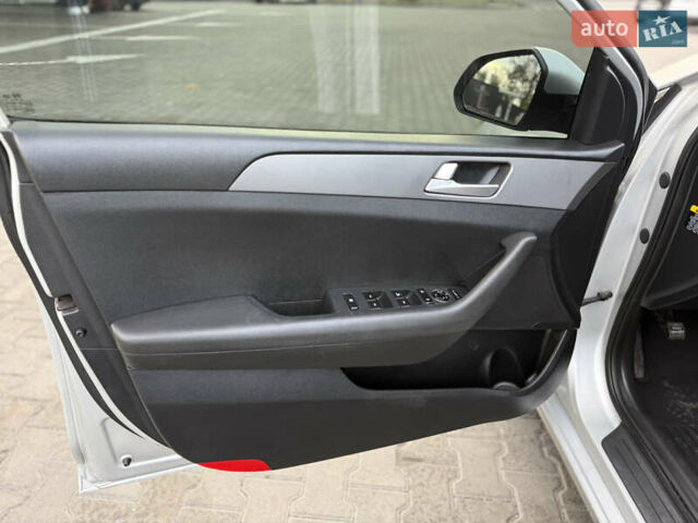 Серый Хендай Соната, объемом двигателя 2 л и пробегом 320 тыс. км за 7999 $, фото 12 на Automoto.ua