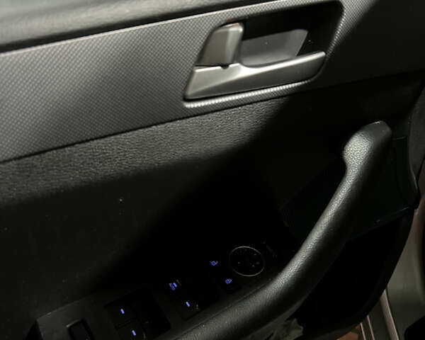 Серый Хендай Соната, объемом двигателя 2 л и пробегом 504 тыс. км за 6999 $, фото 7 на Automoto.ua