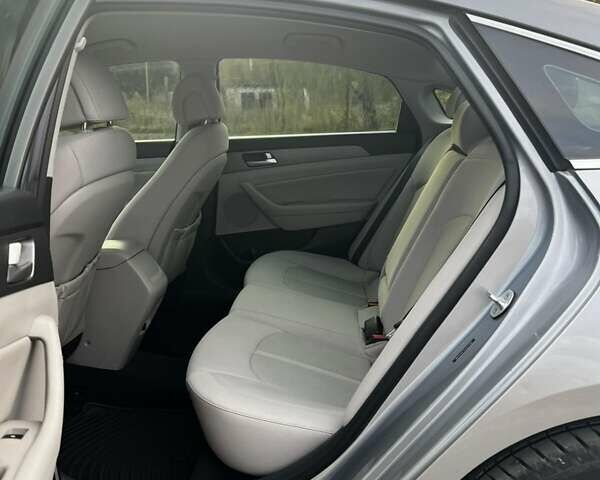 Сірий Хендай Соната, об'ємом двигуна 2.4 л та пробігом 184 тис. км за 10700 $, фото 15 на Automoto.ua