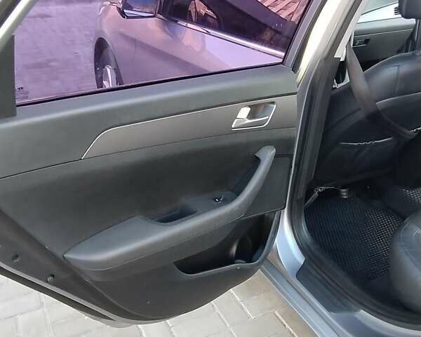Серый Хендай Соната, объемом двигателя 2 л и пробегом 241 тыс. км за 12000 $, фото 16 на Automoto.ua