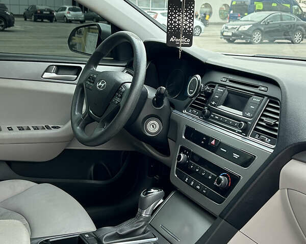 Сірий Хендай Соната, об'ємом двигуна 2.36 л та пробігом 170 тис. км за 9999 $, фото 29 на Automoto.ua