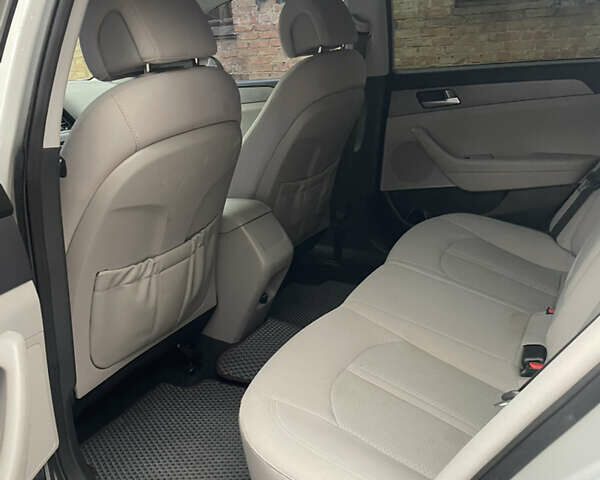 Серый Хендай Соната, объемом двигателя 2.36 л и пробегом 163 тыс. км за 9500 $, фото 8 на Automoto.ua