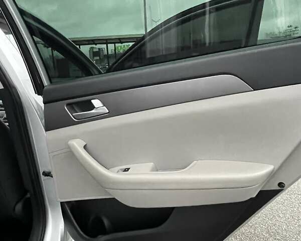 Сірий Хендай Соната, об'ємом двигуна 2.36 л та пробігом 148 тис. км за 8900 $, фото 18 на Automoto.ua