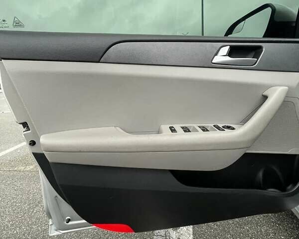 Сірий Хендай Соната, об'ємом двигуна 2.36 л та пробігом 148 тис. км за 8900 $, фото 14 на Automoto.ua