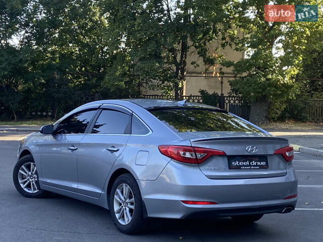 Серый Хендай Соната, объемом двигателя 2.36 л и пробегом 178 тыс. км за 11599 $, фото 3 на Automoto.ua