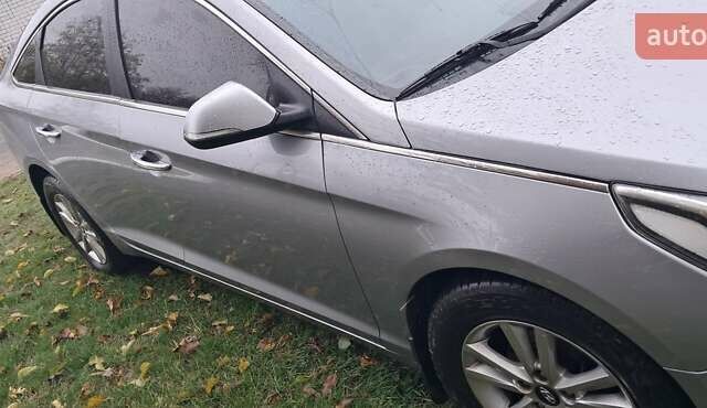 Серый Хендай Соната, объемом двигателя 2 л и пробегом 250 тыс. км за 10000 $, фото 4 на Automoto.ua