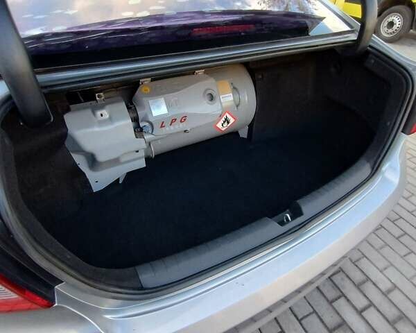 Серый Хендай Соната, объемом двигателя 2 л и пробегом 241 тыс. км за 12000 $, фото 3 на Automoto.ua