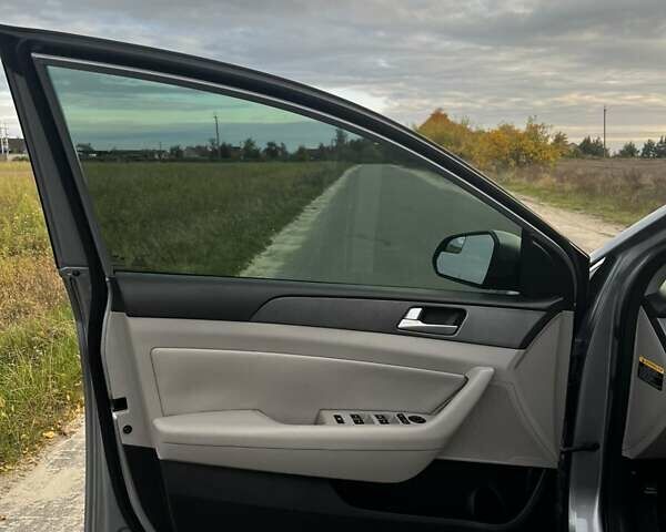 Сірий Хендай Соната, об'ємом двигуна 2.4 л та пробігом 184 тис. км за 10700 $, фото 18 на Automoto.ua