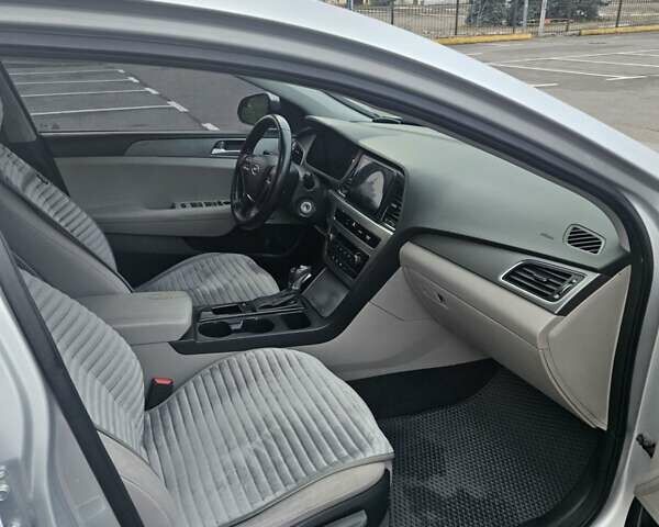 Сірий Хендай Соната, об'ємом двигуна 2.36 л та пробігом 220 тис. км за 8999 $, фото 16 на Automoto.ua