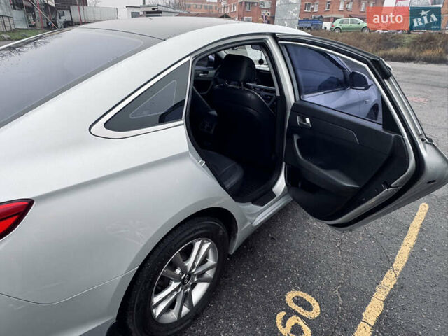 Сірий Хендай Соната, об'ємом двигуна 2 л та пробігом 169 тис. км за 11300 $, фото 11 на Automoto.ua