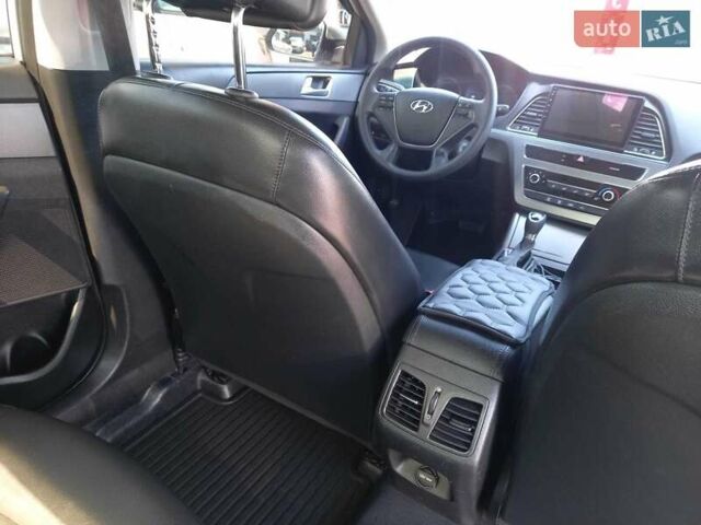 Сірий Хендай Соната, об'ємом двигуна 2 л та пробігом 231 тис. км за 8900 $, фото 16 на Automoto.ua