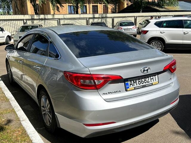 Серый Хендай Соната, объемом двигателя 2 л и пробегом 330 тыс. км за 9500 $, фото 1 на Automoto.ua