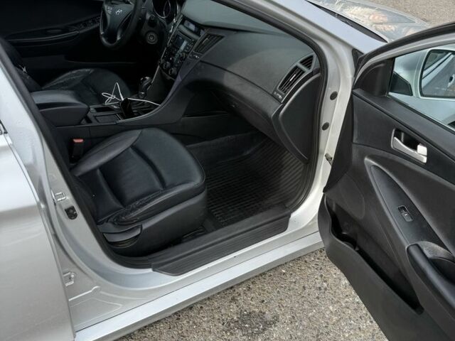 Серый Хендай Соната, объемом двигателя 2 л и пробегом 400 тыс. км за 5000 $, фото 5 на Automoto.ua