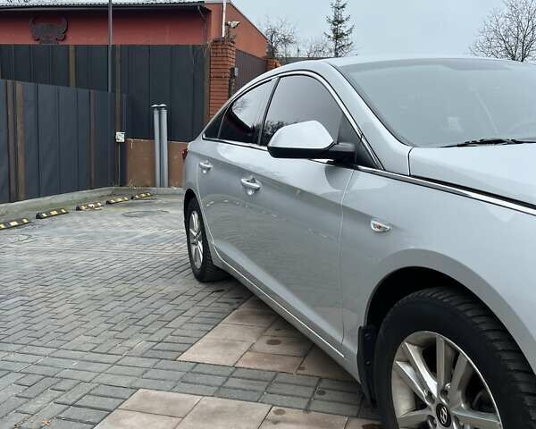 Серый Хендай Соната, объемом двигателя 2 л и пробегом 405 тыс. км за 7999 $, фото 6 на Automoto.ua