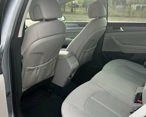 Сірий Хендай Соната, об'ємом двигуна 2.4 л та пробігом 184 тис. км за 10700 $, фото 3 на Automoto.ua