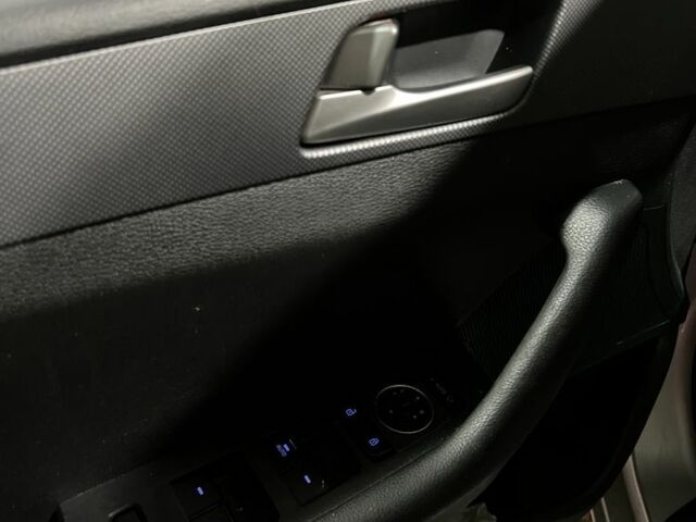 Серый Хендай Соната, объемом двигателя 2 л и пробегом 502 тыс. км за 6999 $, фото 7 на Automoto.ua