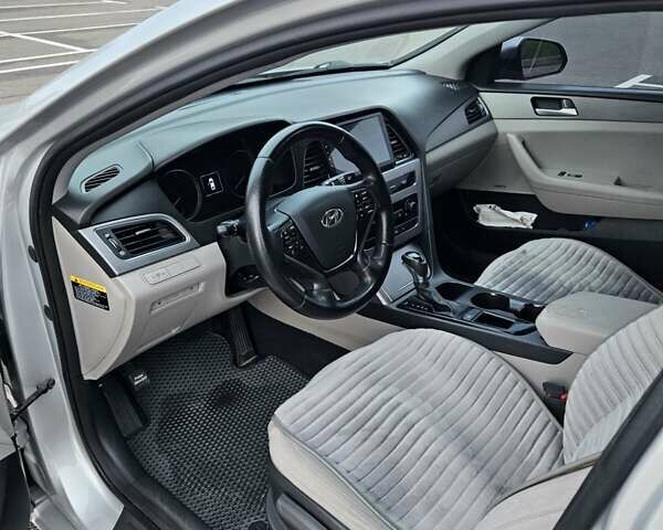 Сірий Хендай Соната, об'ємом двигуна 2.36 л та пробігом 220 тис. км за 8999 $, фото 15 на Automoto.ua