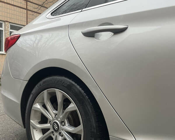 Серый Хендай Соната, объемом двигателя 2.36 л и пробегом 163 тыс. км за 9500 $, фото 5 на Automoto.ua