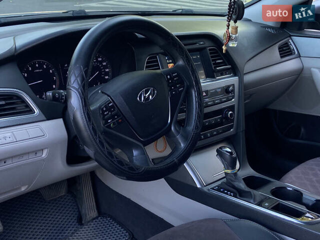 Серый Хендай Соната, объемом двигателя 2.36 л и пробегом 178 тыс. км за 11599 $, фото 10 на Automoto.ua