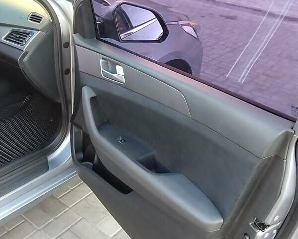 Серый Хендай Соната, объемом двигателя 2 л и пробегом 241 тыс. км за 12000 $, фото 14 на Automoto.ua