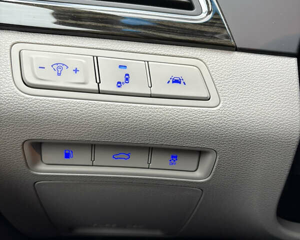 Сірий Хендай Соната, об'ємом двигуна 2 л та пробігом 200 тис. км за 13900 $, фото 32 на Automoto.ua