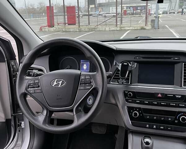 Сірий Хендай Соната, об'ємом двигуна 2.36 л та пробігом 148 тис. км за 8900 $, фото 22 на Automoto.ua