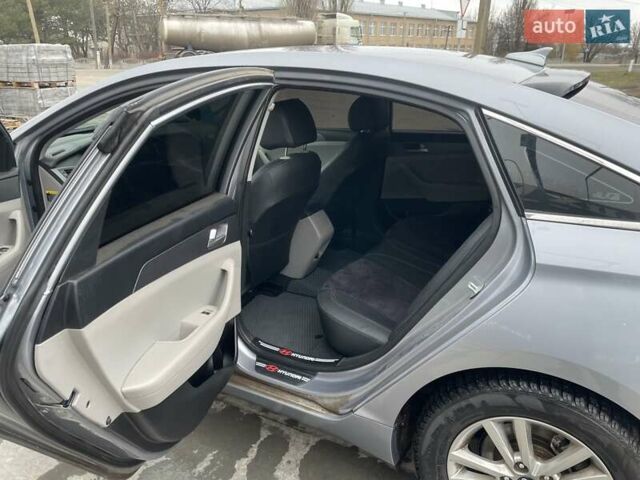 Серый Хендай Соната, объемом двигателя 2.36 л и пробегом 90 тыс. км за 9500 $, фото 7 на Automoto.ua