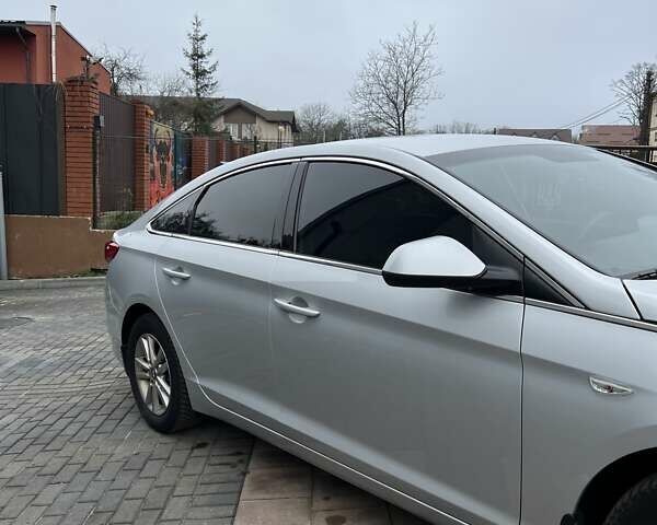 Серый Хендай Соната, объемом двигателя 2 л и пробегом 405 тыс. км за 7999 $, фото 4 на Automoto.ua