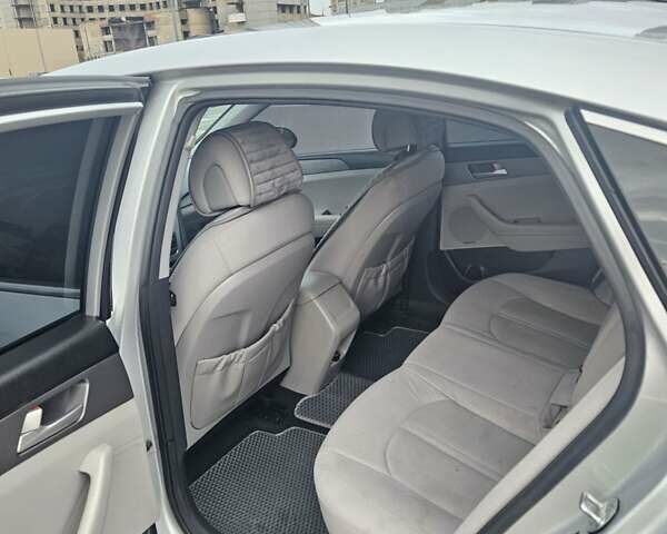 Сірий Хендай Соната, об'ємом двигуна 2.36 л та пробігом 220 тис. км за 8999 $, фото 21 на Automoto.ua