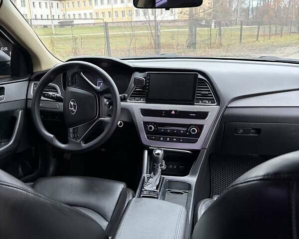 Серый Хендай Соната, объемом двигателя 2 л и пробегом 385 тыс. км за 9000 $, фото 4 на Automoto.ua