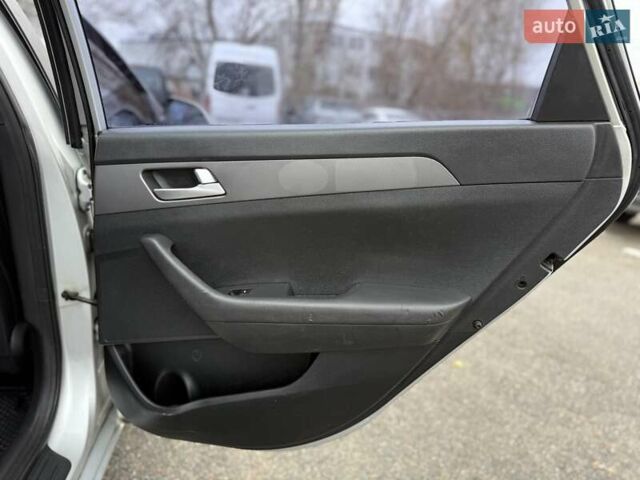 Сірий Хендай Соната, об'ємом двигуна 2 л та пробігом 275 тис. км за 8400 $, фото 28 на Automoto.ua