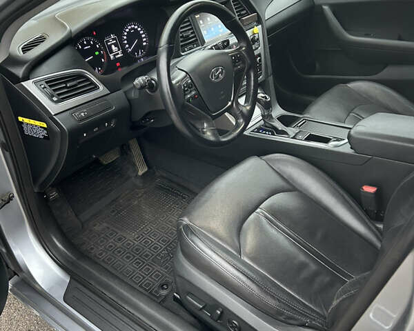 Сірий Хендай Соната, об'ємом двигуна 2 л та пробігом 174 тис. км за 11700 $, фото 16 на Automoto.ua