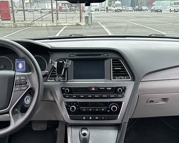 Сірий Хендай Соната, об'ємом двигуна 2.36 л та пробігом 148 тис. км за 8900 $, фото 23 на Automoto.ua