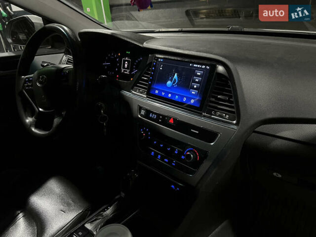 Серый Хендай Соната, объемом двигателя 2 л и пробегом 504 тыс. км за 6999 $, фото 6 на Automoto.ua