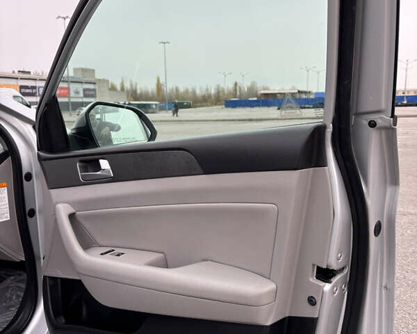 Хендай Соната 2015 в Харькове на Automoto.ua Серый Хендай Соната, объемом двигателя 2 л и пробегом 114 тыс. км за 14200 $, фото 12 на Automoto.ua