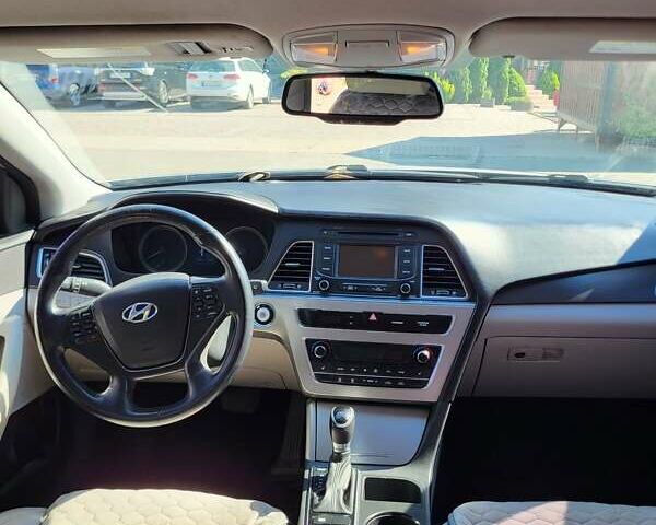 Серый Хендай Соната, объемом двигателя 2.36 л и пробегом 210 тыс. км за 11000 $, фото 1 на Automoto.ua
