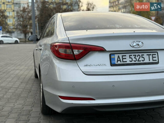 Серый Хендай Соната, объемом двигателя 2 л и пробегом 320 тыс. км за 7999 $, фото 4 на Automoto.ua
