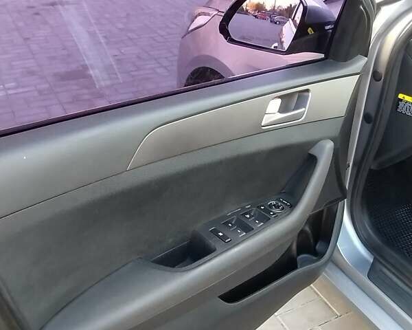 Серый Хендай Соната, объемом двигателя 2 л и пробегом 241 тыс. км за 12000 $, фото 18 на Automoto.ua