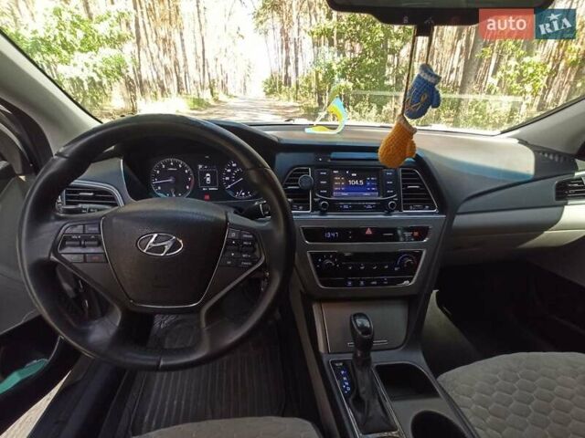 Серый Хендай Соната, объемом двигателя 2.36 л и пробегом 280 тыс. км за 8500 $, фото 19 на Automoto.ua