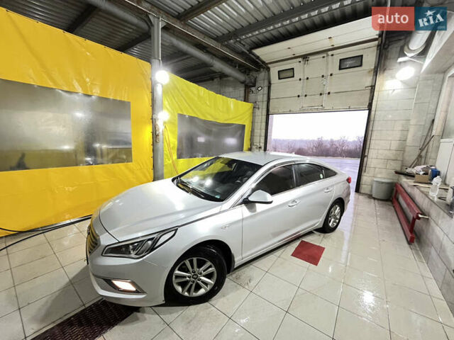 Серый Хендай Соната, объемом двигателя 2 л и пробегом 370 тыс. км за 11000 $, фото 4 на Automoto.ua