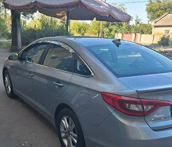 Серый Хендай Соната, объемом двигателя 2.36 л и пробегом 219 тыс. км за 10500 $, фото 2 на Automoto.ua