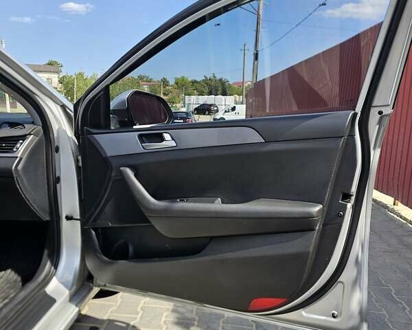 Сірий Хендай Соната, об'ємом двигуна 2 л та пробігом 380 тис. км за 10500 $, фото 9 на Automoto.ua