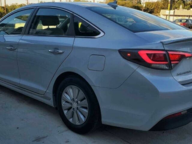 Серый Хендай Соната, объемом двигателя 2 л и пробегом 74 тыс. км за 6600 $, фото 5 на Automoto.ua