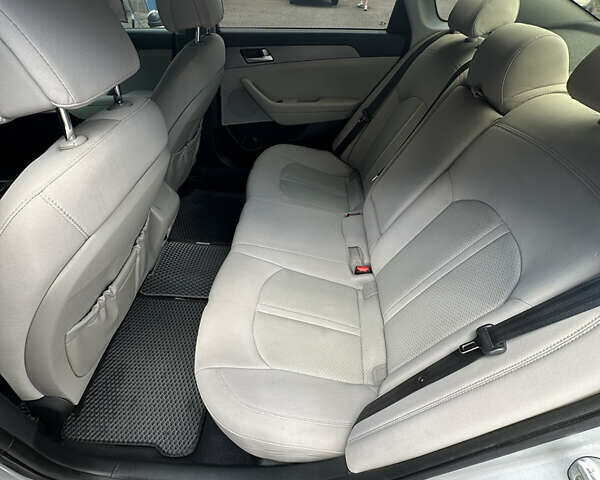 Сірий Хендай Соната, об'ємом двигуна 2.4 л та пробігом 155 тис. км за 10900 $, фото 12 на Automoto.ua