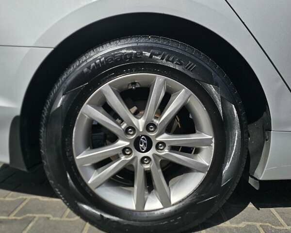 Сірий Хендай Соната, об'ємом двигуна 2 л та пробігом 380 тис. км за 10500 $, фото 3 на Automoto.ua