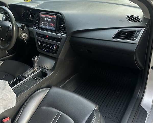 Серый Хендай Соната, объемом двигателя 2 л и пробегом 381 тыс. км за 8300 $, фото 16 на Automoto.ua